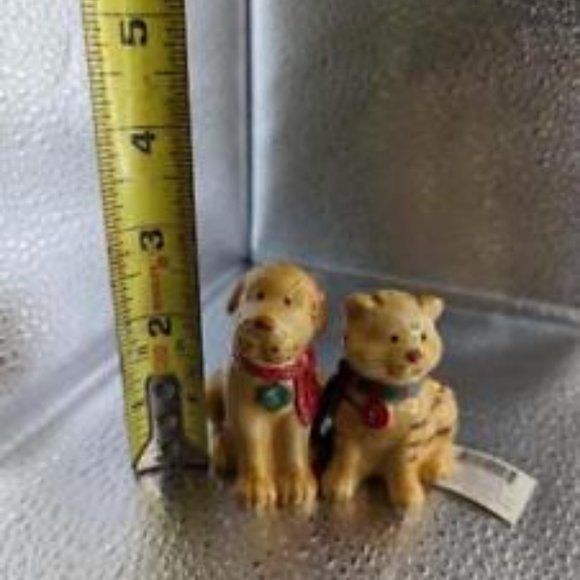 VINTAGE CAT AND DOG RUSS CHRISTMAS SALT AND PEPPER SHAKERS - Picture 1 of 5